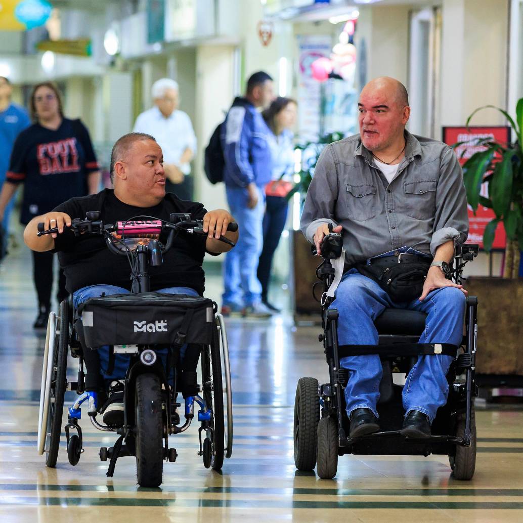 Robeiro Correa (izq.) y Luis Fernando Isaza (Der.) son miembros de la Corporación Fuerza Incluyente. FOTO<b> </b>Camilo Suárez.