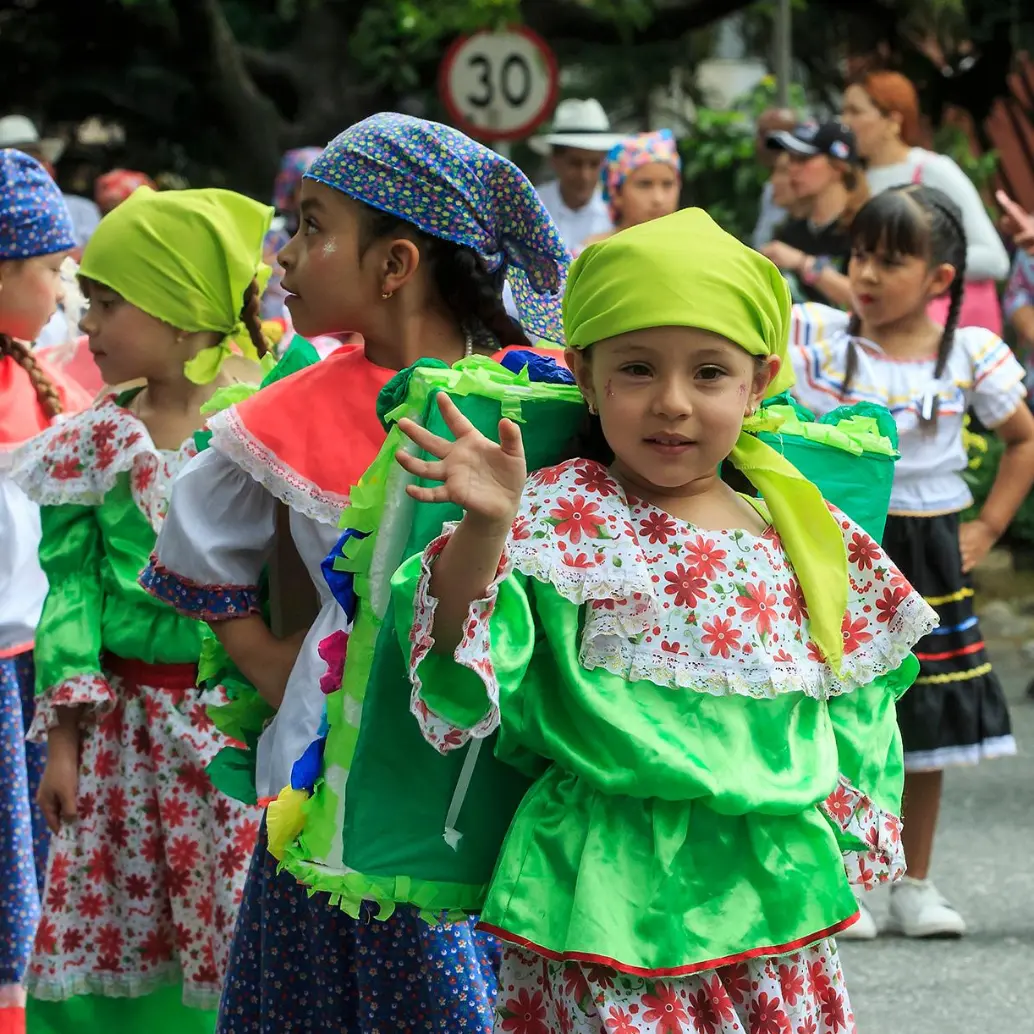 La emoción no solo era palpable entre los participantes. Padres, madres, abuelos y cuidadores vivieron la jornada con una mezcla de orgullo y nostalgia, al ver a sus hijos y nietos hacer parte activa de una fiesta que no solo une a Medellín, sino que también exalta el legado campesino y silletero de Santa Elena. Foto: Camilo Suárez Echeverry