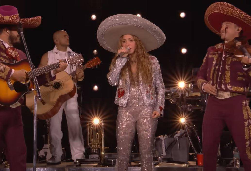“Nuestra canción, que sé que le gustaba mucho a mi papá porque se sentiría muy orgulloso y a mí me la va a cantar hoy, especialmente hoy que es su cumpleaños”, dijo la barranquillera al interpretar Sombras. FOTO: Captura de pantalla YouTube