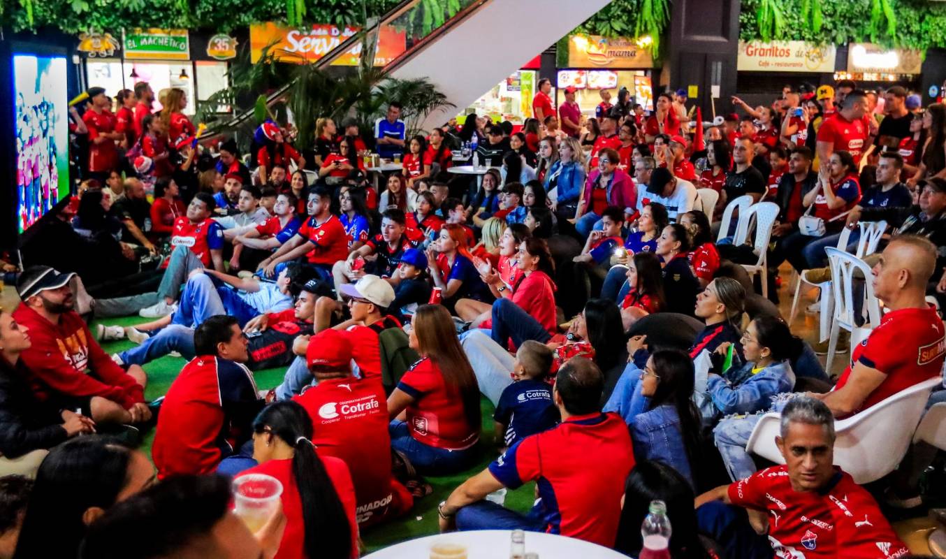 No había cama para tanta gente, así que muchos hinchas vieron el juego en pantalla gigante afuera del estadio. FOTO Jaime Pérez