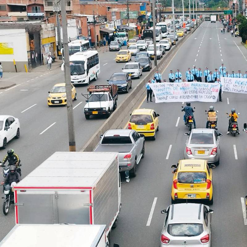 Los agentes de la Secretaría de Movilidad de Medellín realizaron una manifestación en la autopista Norte en contra de los cambios de horario que les pretenden implementar. FOTO: Cortesía