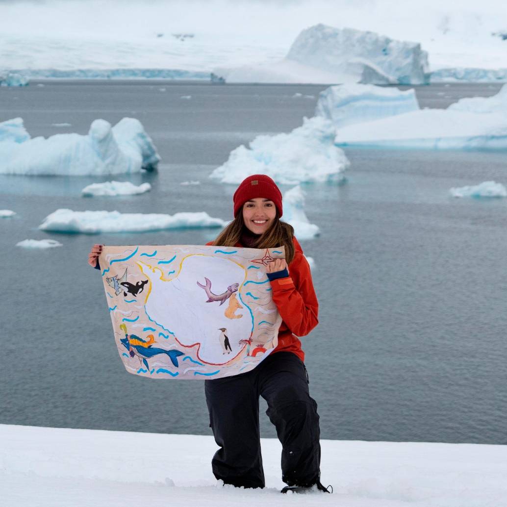 Bandera de niños de colegio de Colombia en la Antártida, en colaboración con APECS Colombia. FOTO cortesía James Bradley y APECS