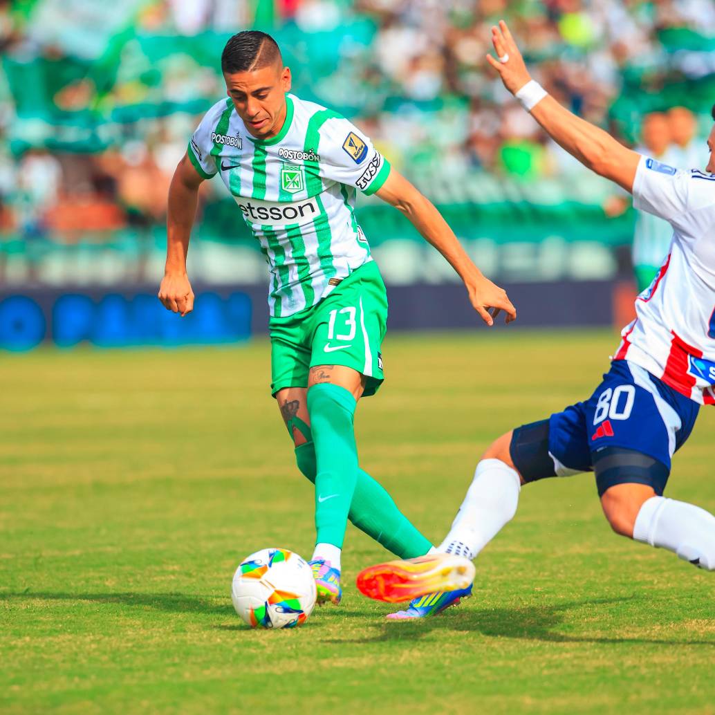 En la imagen aparece el lateral uruguayo Camilo Cándido durante la derrota verdolaga frente al Junior de Barranquilla. FOTO CAMILO SUÁREZ