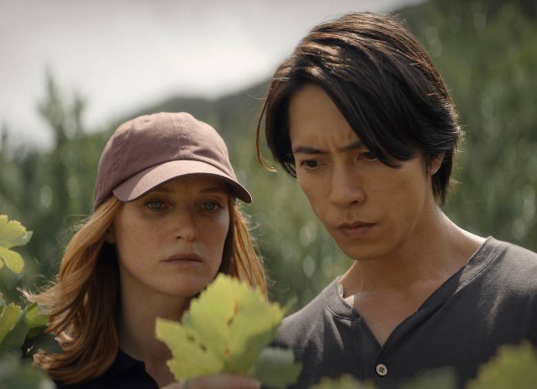 Fleur Geffrier y Tomohisa Yamashita, los protagonistas de Las gotas de Dios. FOTO Cortesía Apple TV