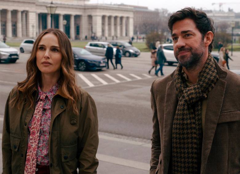 Natalie Portman y John Krasinski en La fuente de la juventud. FOTO Cortesía Apple TV+