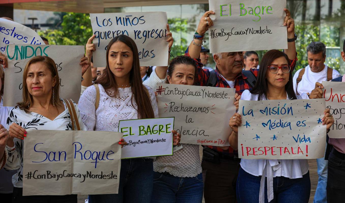 Sobre las 4:00 de la tarde, centenares de personas se tomaron esta plaza del centro de Medellín, con camisetas blancas y banderas de Antioquía. Foto: MANUEL SALDARRIAGA QUINTERO.