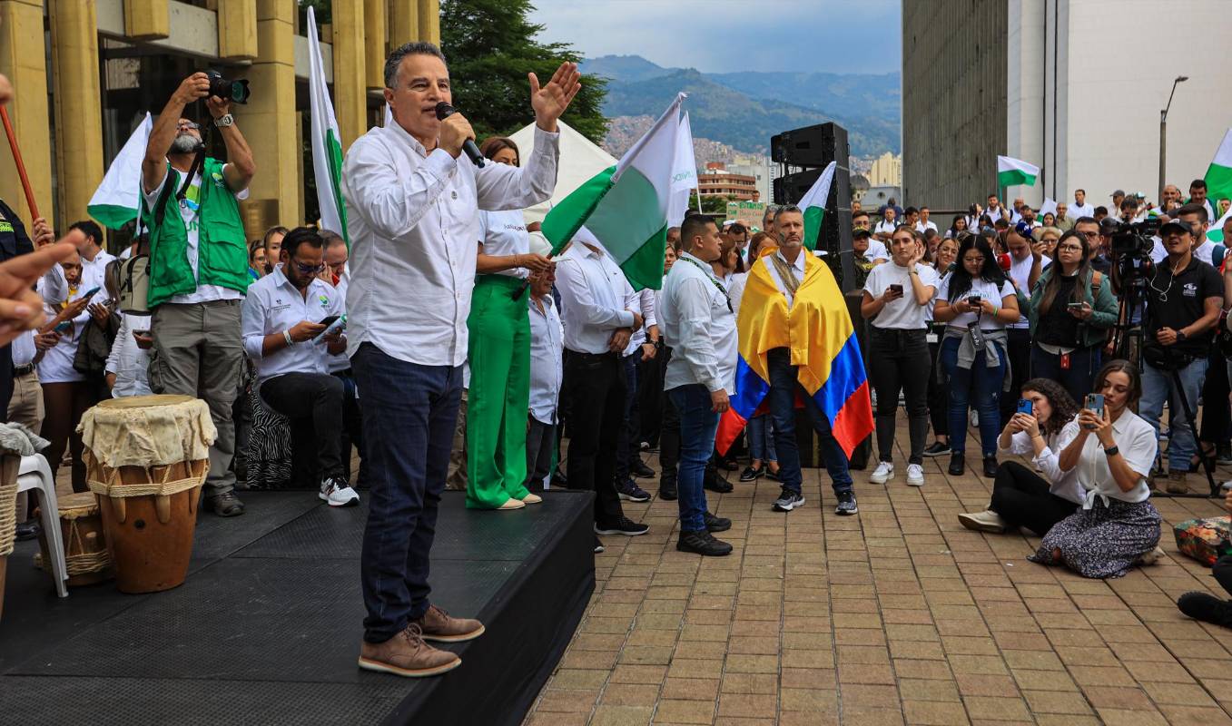 El mandatario departamental, incluso, tomó el micrófono y junto con los asistentes expresaba: “No están solos”. Foto: MANUEL SALDARRIAGA QUINTERO.