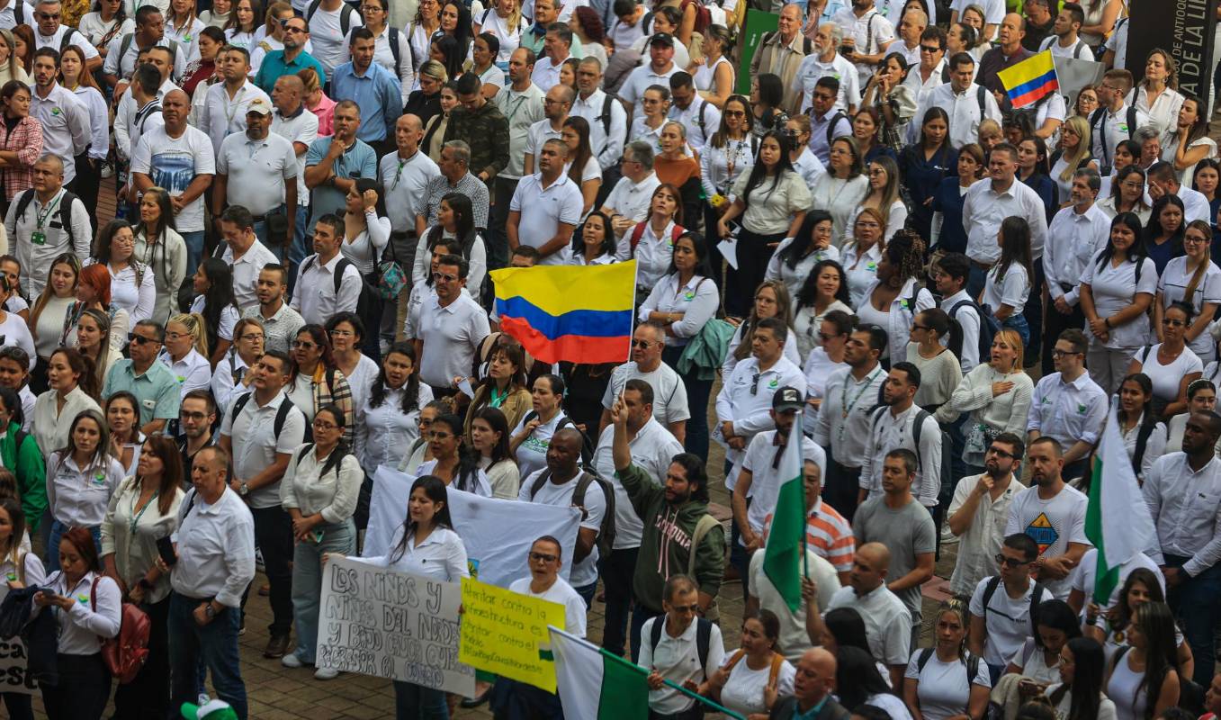 La Plaza de la Libertad, en La Alpujarra, se llenó de verde y blanco para pedir por la paz en el Bajo Cauca Antioqueño. Foto: MANUEL SALDARRIAGA QUINTERO.