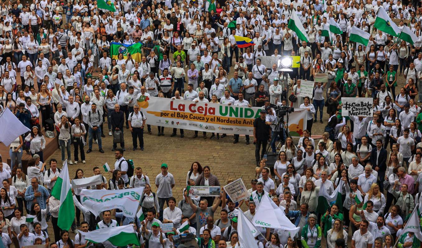 La Plaza de la Libertad, en La Alpujarra, se llenó de verde y blanco para pedir por la paz en el Bajo Cauca Antioqueño. Foto: MANUEL SALDARRIAGA QUINTERO.