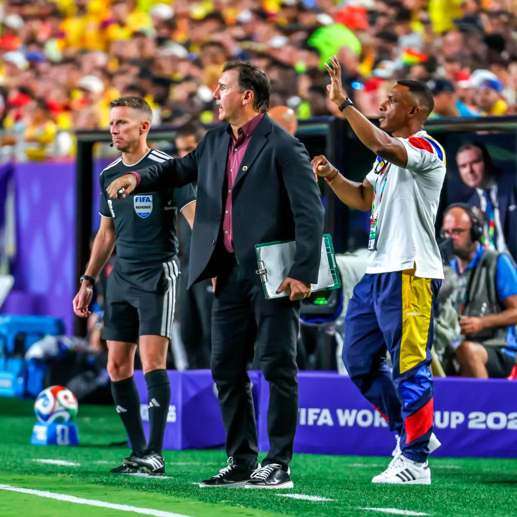 Néstor Lorenzo y Amaranto Perea durante el partido ante Ghana. FOTO: <b>Juan Antonio Sánchez</b>