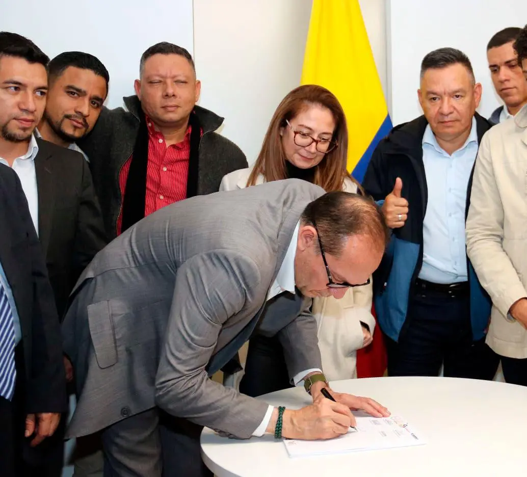 El ministro del Trabajo, Antonio Sanguino, firmo acuerdo laboral con sindicatos del despacho. FOTO cortesía MinTrabajo