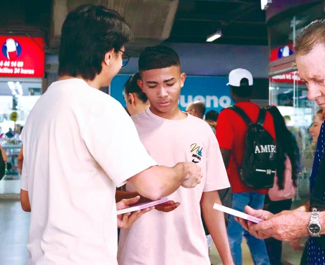 El libro se distribuyó gratuitamente en los sistemas de transporte masivo de Bogotá y de Medellín.<span class="mln_uppercase_mln"> FOTO:</span> Cortesía Alcaldía de Medellín