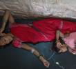 Una mujer recibe tratamiento intravenoso después de sufrir una gastroenteritis y deshidratación por beber agua contaminada durante la ola de calor de finales de mayo en la India. Foto: Ritesh Shukla / Getty Images via AFP