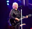 Bon Jovi salió vestido de cuero negro en el primer concierto del Madison Square Garden. FOTO Getty