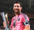 Lionel Messi levanta el trofeo de la Campeones Cup junto a sus compañeros del Inter Miami, tras derrotar a Cruz Azul. FOTO X: INTER MIAMI