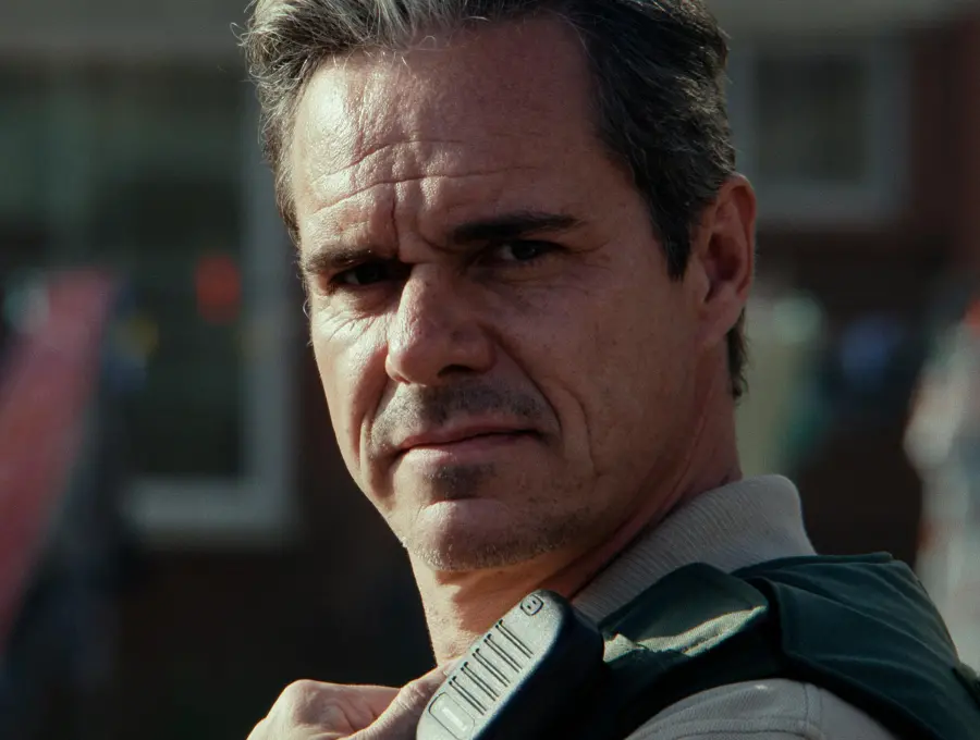 Tony Dalton en su papel del villano Ray Vega en la serie<i> Sugar</i>, que actualmente se emite por Apple TV. FOTO cortesía Apple TV