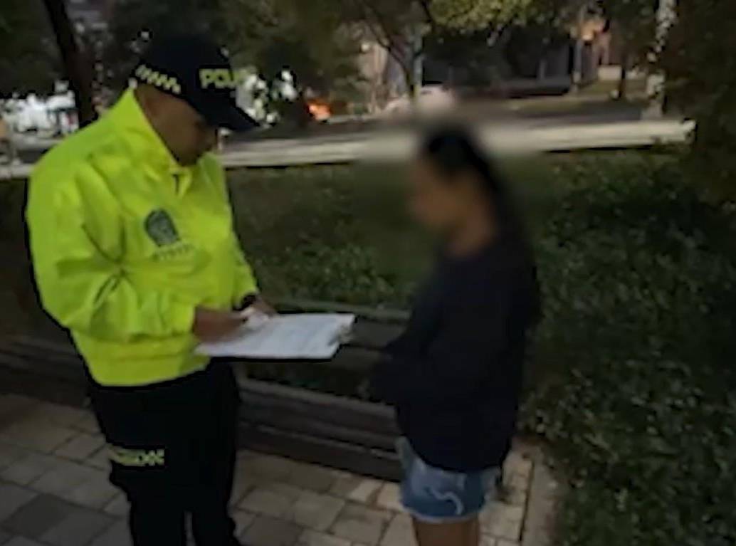 Esta mujer, de 37 años, fue capturada por las unidades de infancia y adolescencia en el Parque Juanes, en la comuna 5 (Castilla), luego de que se le abriera una investigación por distribuir contenido pornográfico de su hija con discapacidad. FOTO: <b>CORTESÍA POLICÍA METROPOLITANA</b>