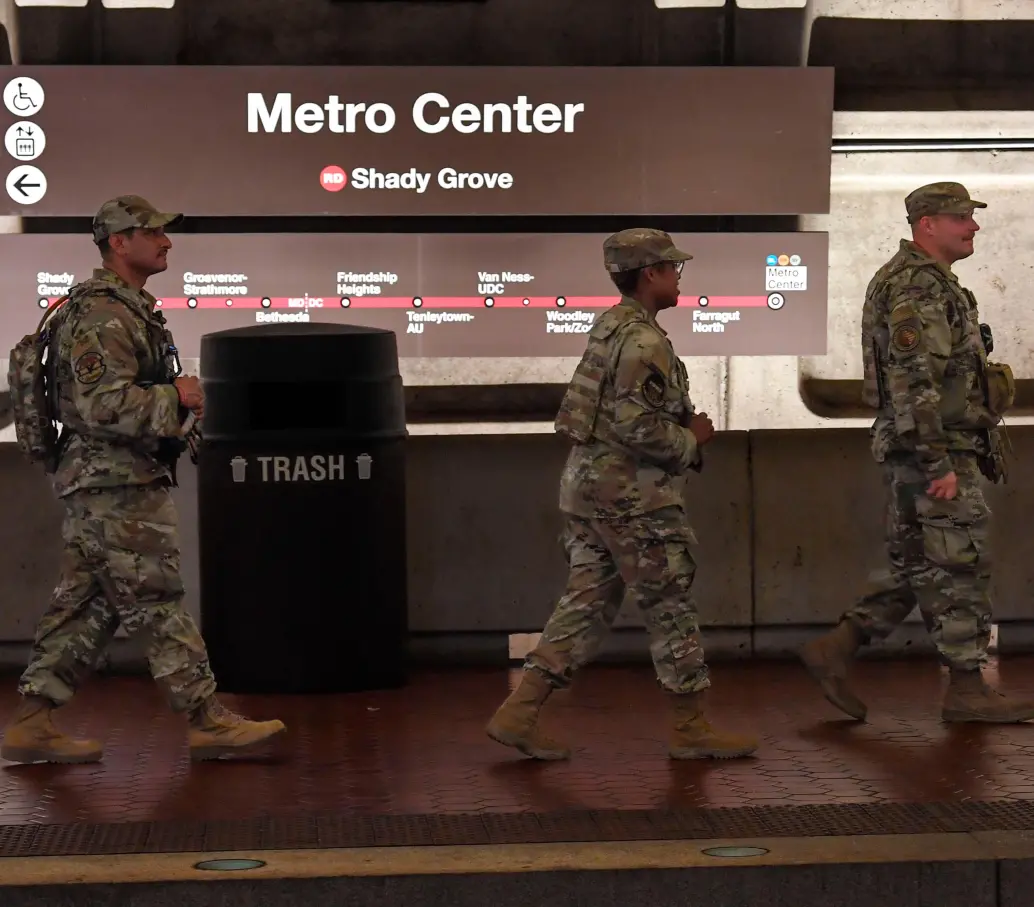Los uniformados de la Guardia Nacional recorren las calles y medios de transporte de Washington. FOTO: CORTESÍA DE @USNationalGuard.