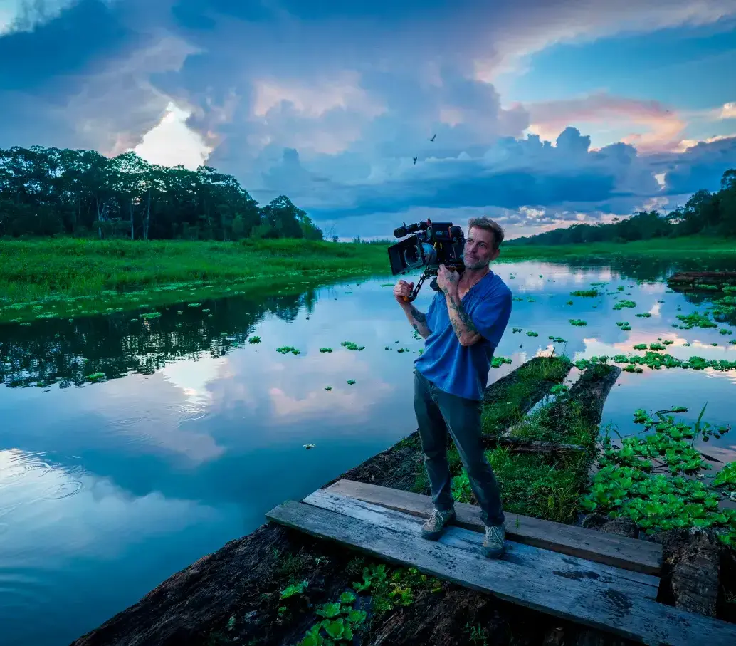 Este es Zack Snyder detrás de cámaras de la grabación de <i>The Last Photograph </i>en el Amazonas. FOTO: Clay Enos
