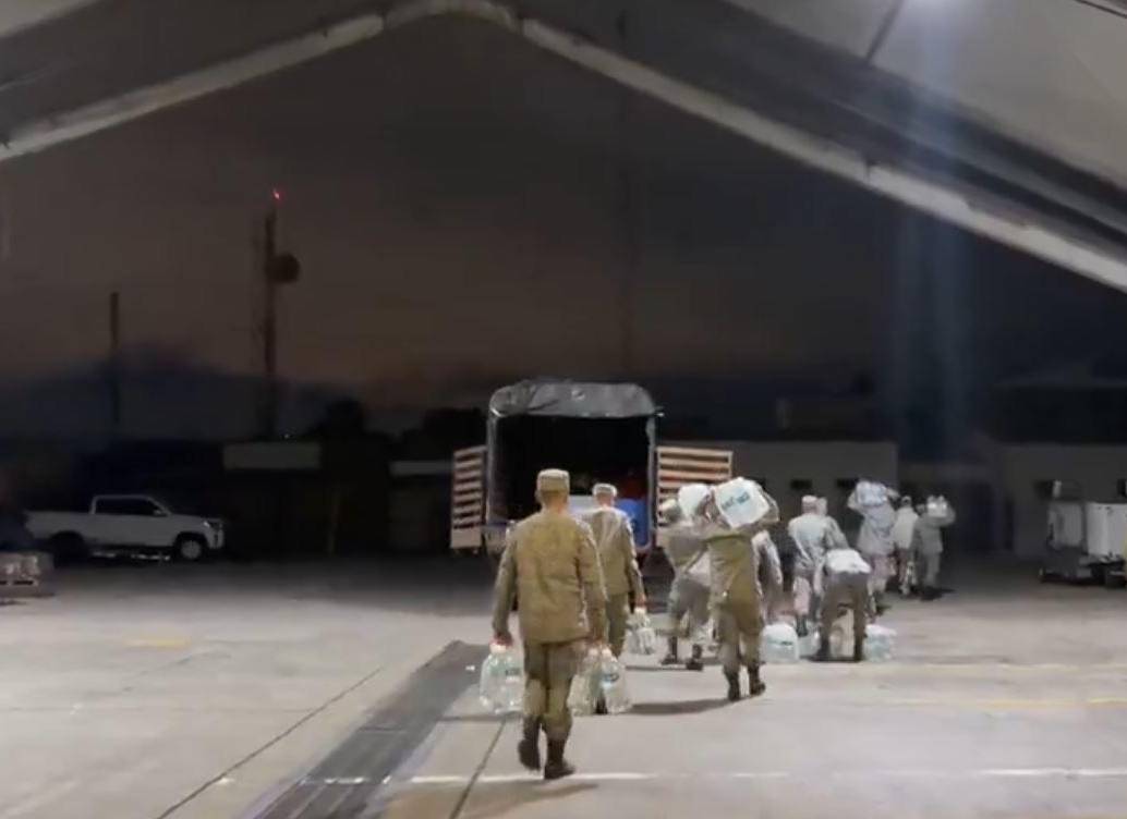 Las FF. MM. enviaron a Venezuela dos aviones con insumos logísticos y 63 rescatistas. Foto: tomada de video