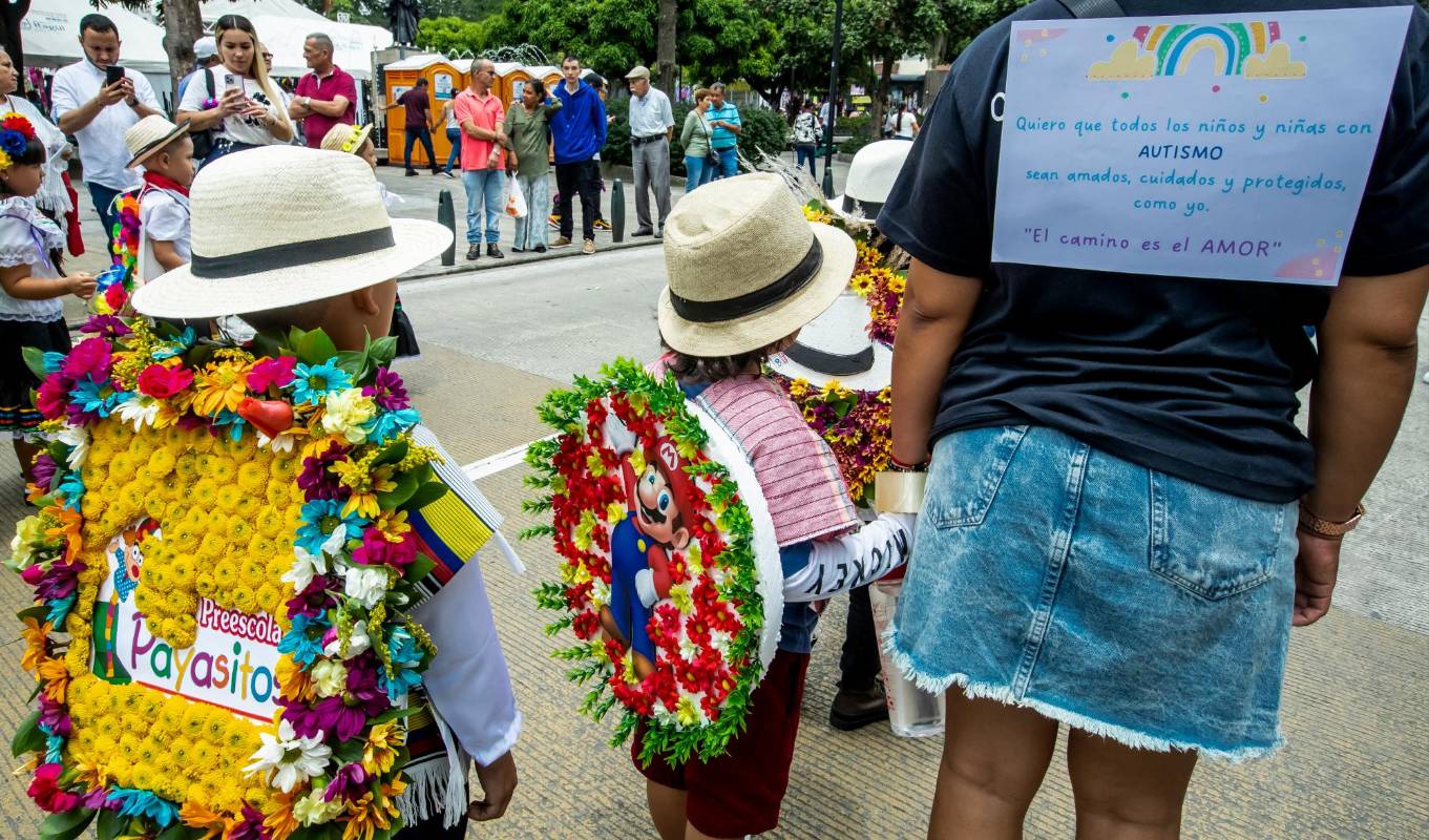 Mensajes en apoyo al autismo, quiero que todos los niños y niñas con autismo sean amados, cuidados y protegidos, como yo, el camino es el amor. FOTO: Jaime Pérez