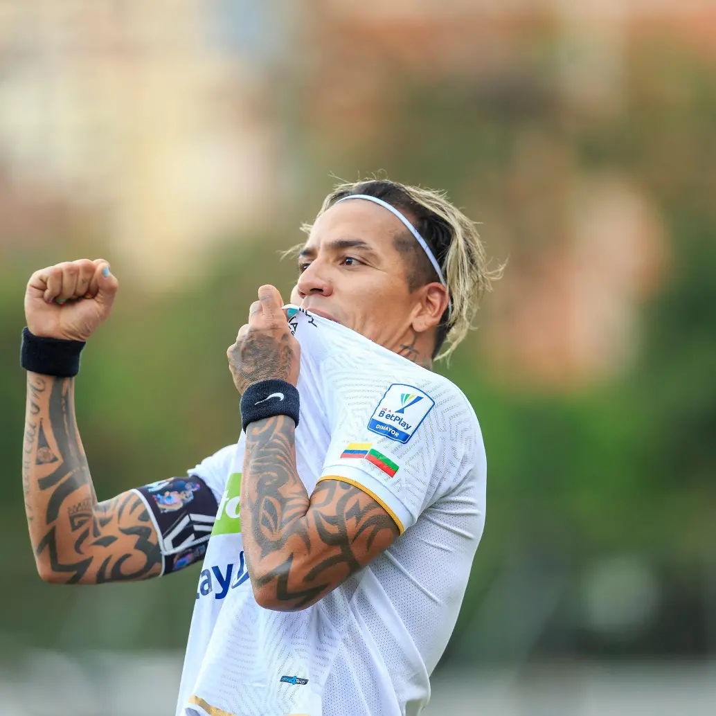 El delantero tolimense Dayro Moreno celebra un gol besando el escudo de la camiseta del Once Caldas, el equipo de su vida, durante un juego en el Polideportivo Sur de Envigado. FOTO: Camilo Suárez