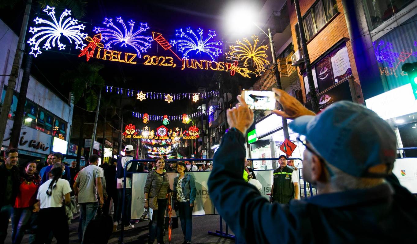 La idea de encender las luces antes del mes de diciembre, es que el municipio reciba una mejor derrama económica por cuenta de los visitantes que llegan a disfrutar de la fiesta decembrina anticipadamente. Foto: Esneyder Gutiérrez Cardona 