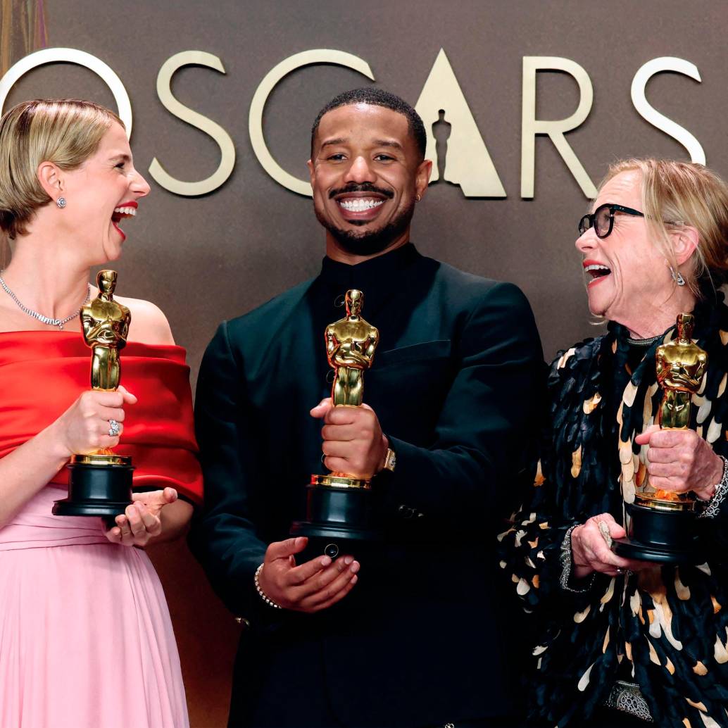 Jessie Buckley, Michael B. Jordan y Amy Madigan con sus respectivos galardones. FOTO AFP