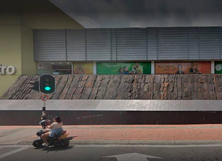 Esta obra es a la vez una fuente. Está ubicada en la fachada del Centro Comercial Unicentro. FOTO Cortesía