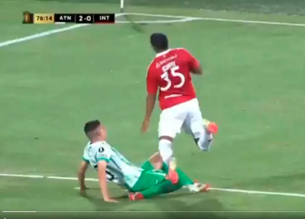 El lateral izquierdo uruguayo Camilo Cándido, uno de los refuerzos del cuadro verde para esta temporada, cometió el penalti del descuento del Inter. FOTO: CAPTURA DE PANTALLA 