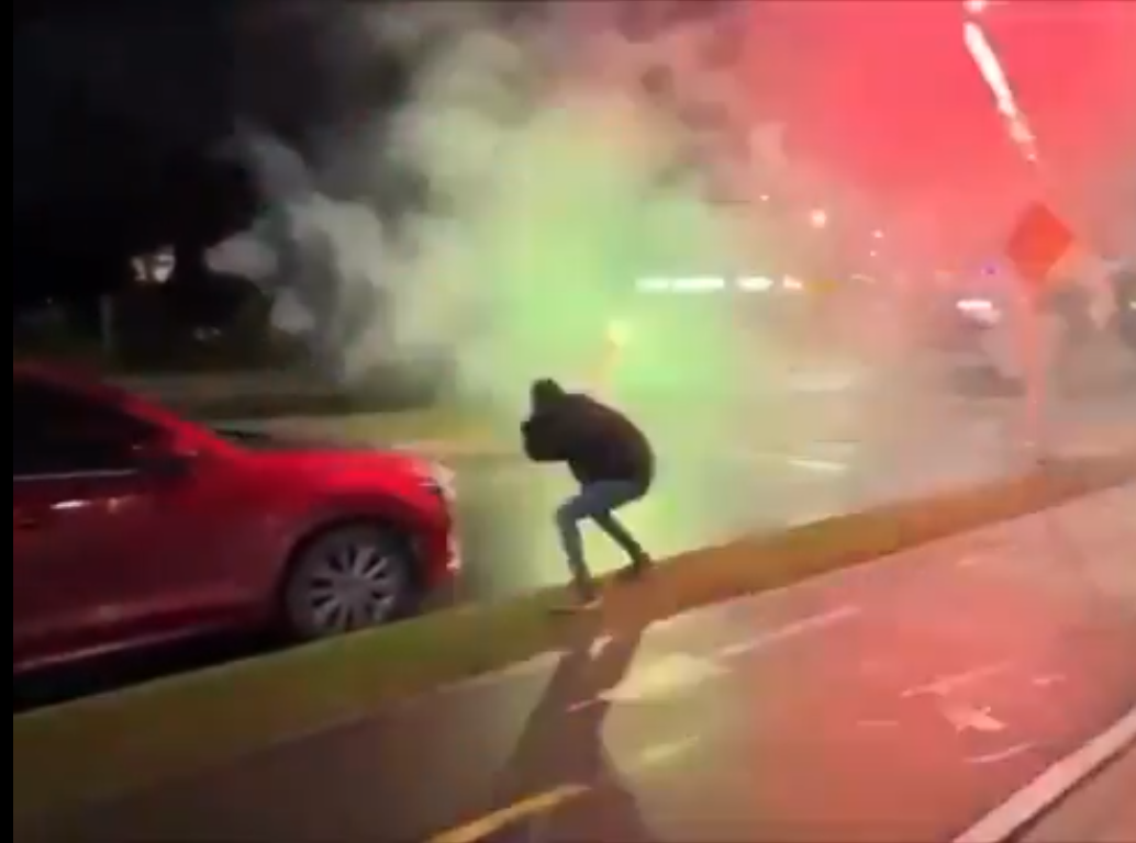 Así quedó registrado en un video viral de redes sociales, en el que varios jóvenes, entre risas, se apuntan entre sí mientras las bengalas queman. FOTO Cortesía.