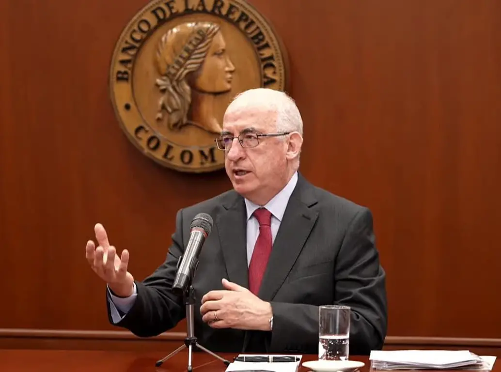 El gerente del Banco de la República, Leonardo Villar, leyó un comunicado en que se anunció la cancelación del acuerdo de Línea de Crédito Flexible (LCF) con el FMI. FOTO: Captura de video de YouTube