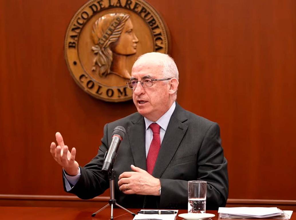 El gerente del Banco de la República, Leonardo Villar, leyó un comunicado en que se anunció la cancelación del acuerdo de Línea de Crédito Flexible (LCF) con el FMI. FOTO: Captura de video de YouTube