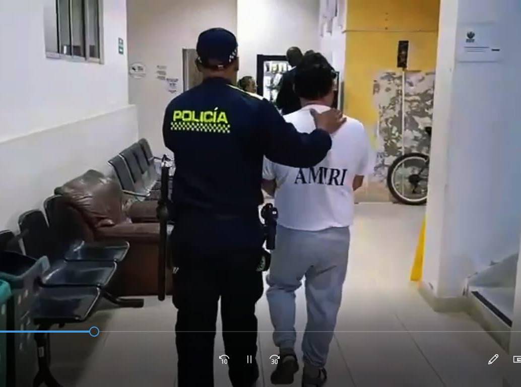 Uno de los siete capturados en el Valle de Aburrá, acusados por delitos sexuales y violencia intrafamiliar. FOTO Cortesía Policía Metropolitana.