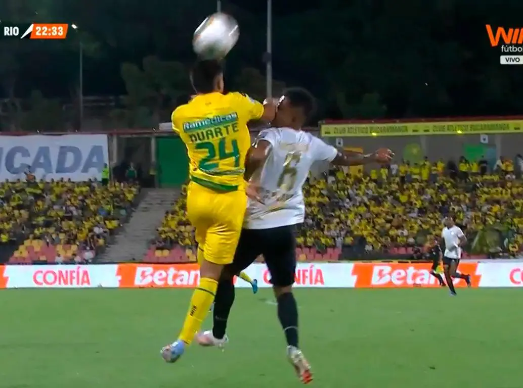 El futbolista Cristian Blanco, de Águilas Doradas, debió ser sustituido de inmediato por el dolor del golpe. FOTO: CAPTURA DE PANTALLA
