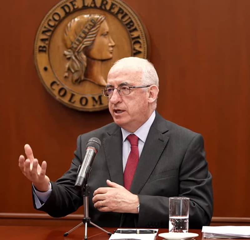 El gerente del Banco de la República, Leonardo Villar, leyó un comunicado en que se anunció la cancelación del acuerdo de Línea de Crédito Flexible (LCF) con el FMI. FOTO: Captura de video de YouTube
