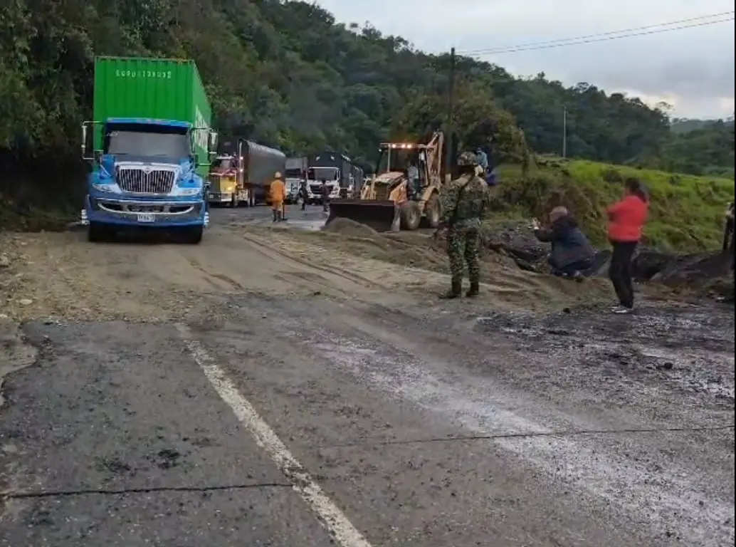 Ejército presente en la zona del atentado coordinando el paso de vehículos, mientras se restablece el flujo por ambos carriles. FOTO Cortesía 