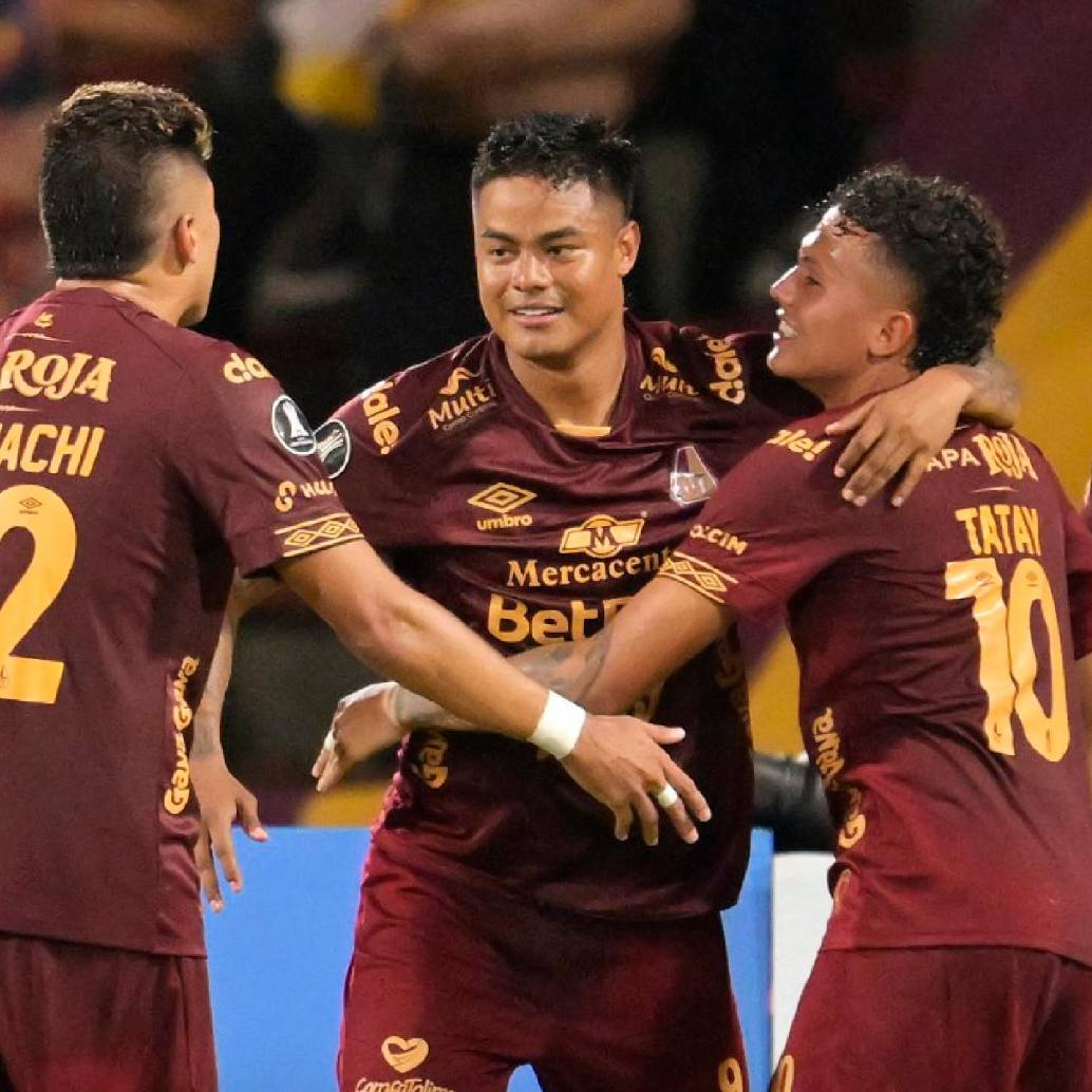 Sebastián Guzmán, Luis Sandoval (centro) y Juan Pablo Torres, entre las figuras del Tolima en el triunfo ante Nacional. FOTO X-TOLIMA