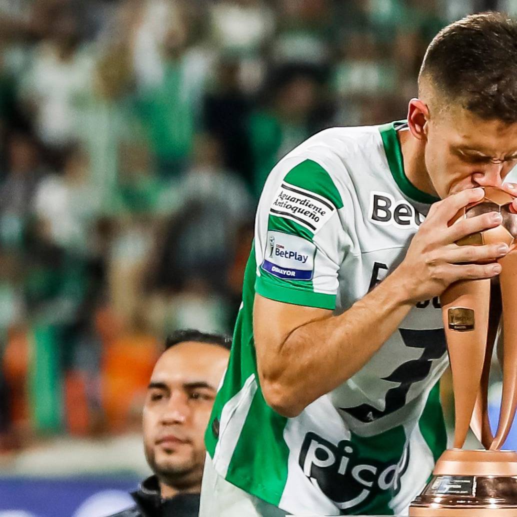 En la imagen se ve al zaguero besando el trofeo de la Copa Betplay 2023. FOTO JAIME PÉREZ
