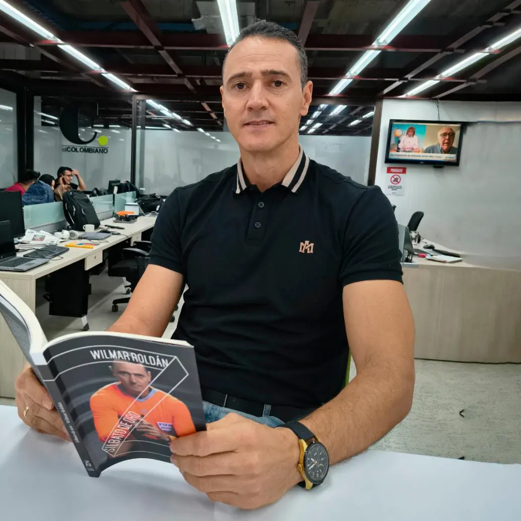 Wilmar Roldán exhibe orgulloso el libro de su autobiografía que acaba de publicarle la editorial Zaíno. FOTO JEANN RODRÍGUEZ CARO 