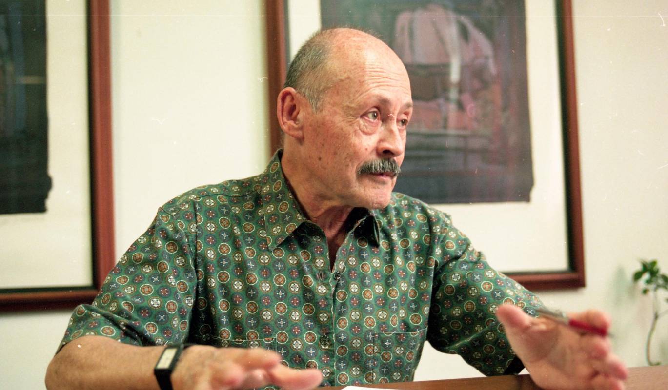 Fue un hombre que trabajó toda la vida: tuvo una agencia de publicidad, fue técnico de computadores y hasta inspector de policía. Junio de 1999. Foto: Jorge Zuleta Zea.