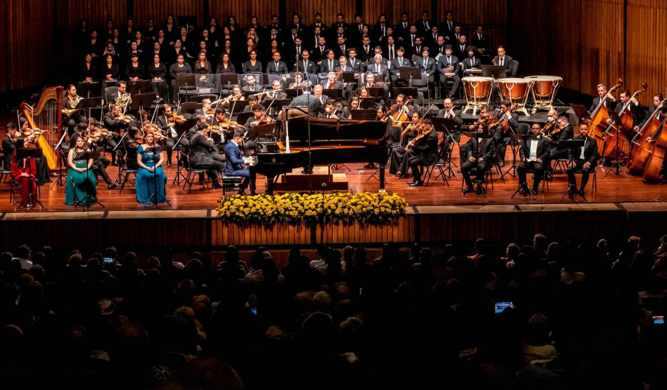 En la primera línea de la interpretación de la Fantasía coral en do menor estuvieron los cantantes Alejandra Prada, Lizeth Rodríguez, Yensi Albarracín, Juan Pablo Tabares, Mario Lo Russo y Sergio Torres. Frente al piano estuvo Miguel Leonardo Pinzón Arroyo.