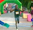 El keniata Erik Kiptanau ganador de la Maratón Medellín, cruzando la meta de la competencia que contó con 6.700 participantes en los 42k. FOTO: Tomada de video.