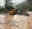 Las autoridades de la gestión del riesgo trabajan en la remoción del material que cayó sobre la vía. FOTO CORTESÍA