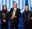Dave Grohl, Krist Novoselic y Pat Smear subieron a recibir el premio. A la derecha, Smear subió fumando. FOTO Getty