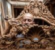 El maestro Sigifredo Cardona repasa los acabados de la talla hecha en una obra. <b> </b>FOTO<b> Julio Herrera</b>