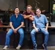 De izquierda a derecha, Luis Fernando Moreno, Felipe Martínez y Eduardo Maya. Ellos son los fundadores de Trilogía, un bar ya tradicional en la ciudad dedicado al rock y otros géneros. FOTO: Manuel Saldarriaga