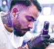 Baena ha desarrollado un estilo propio que mezcla el estilo neotradicional, el realismo y el surrealismo. Sus tatuajes los hace en el estudio Black Dagger, en la avenida Las Palmas. <b><span class=mln_uppercase_mln> </span></b>FOTO<b><span class=mln_uppercase_mln> CORTESÍA</span></b>