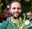 Este es Juan Camilo Mesa sosteniendo la Miltoniopsis roezlii cultivada en la finca Orquídeas del Astillero.FOTO: Manuel Saldarriaga.