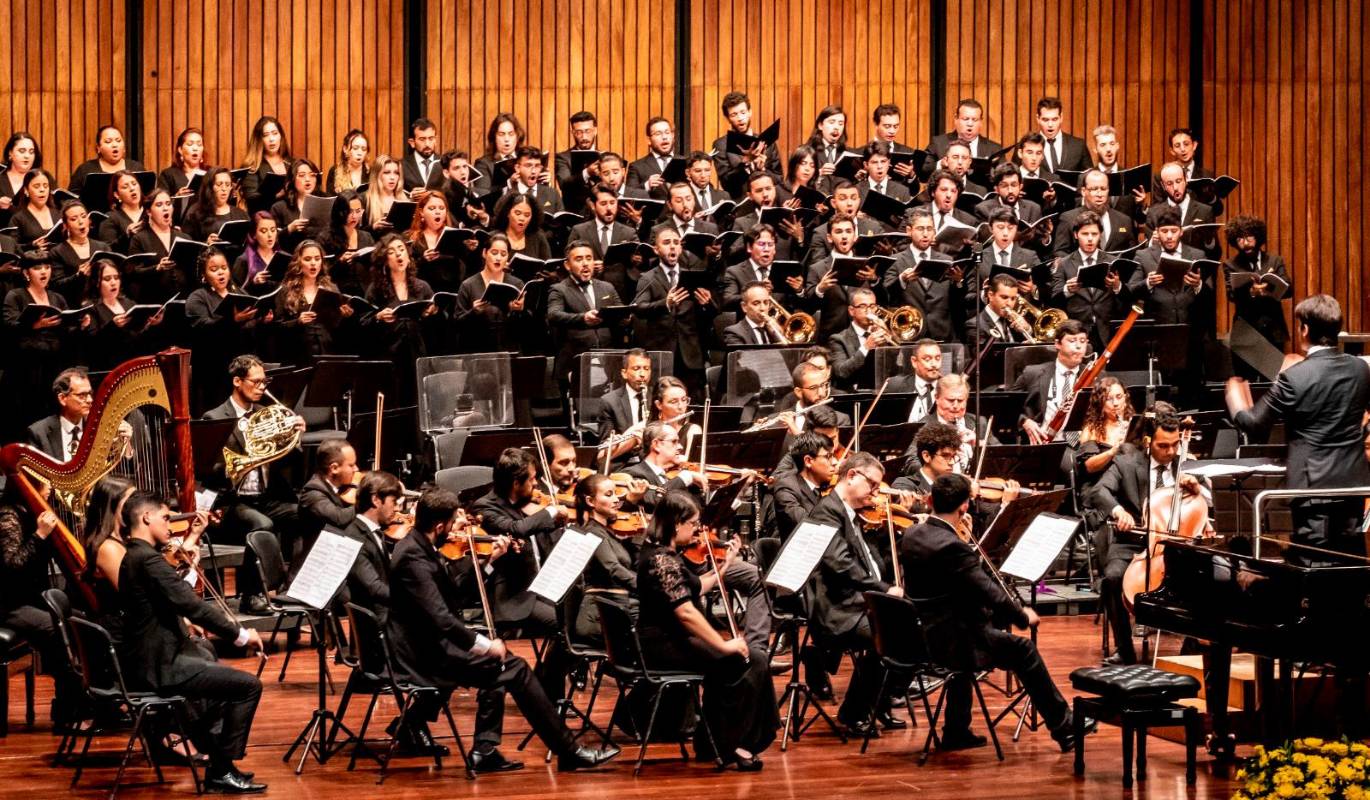 El concierto contó con la batuta de Manuel López-Gómez, director asociado de Filarmed. Por su parte, el Coro Nacional fue dirigido por Diana Carolina Cifuentes. Foto: Jaime Pérez.